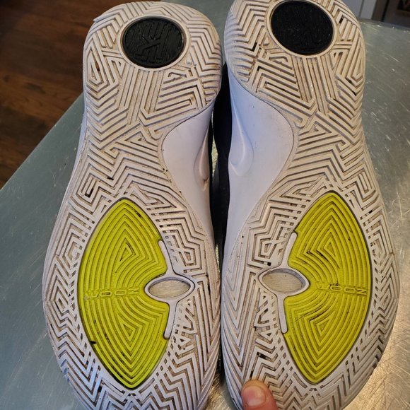 Nike Kyrie Basketball Shoe Size 8.5 - Picture 4 of 7